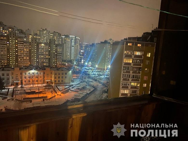 В Киеве женщина хотела выпрыгнуть с сыном с 12-го этажа (ФОТО, ВИДЕО)