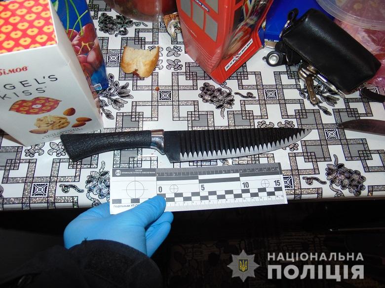 Жительница Киева во время застолья ударила ножом родственника в лицо и грудь (ФОТО)
