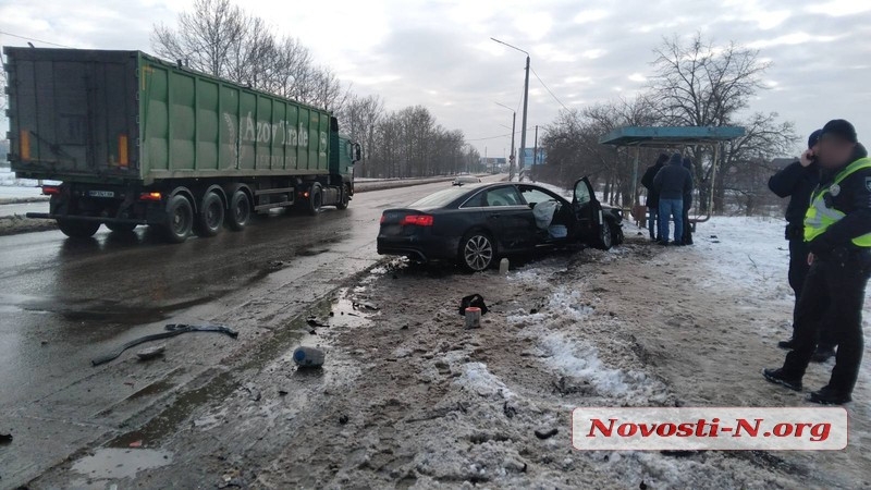 В Николаеве Audi снес электроопору: пострадал пассажир (ФОТО)