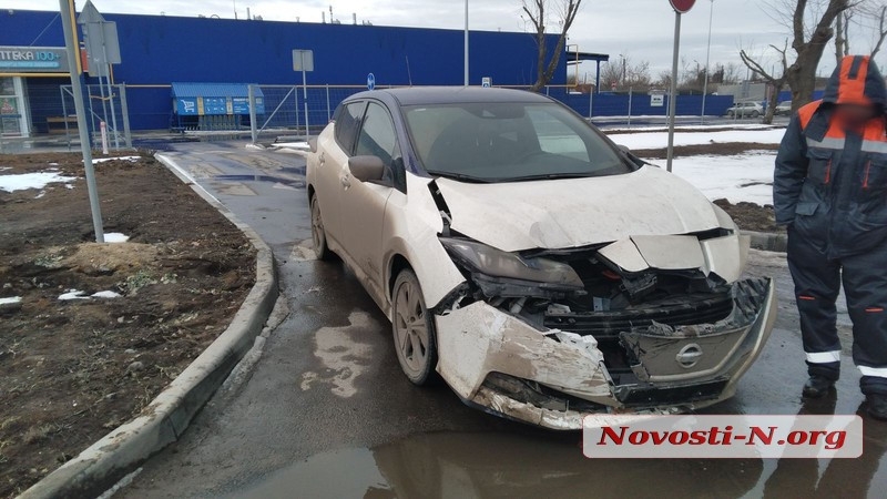 В Николаеве автомобиль газовиков столкнулся с Nissan Leaf (ФОТО)