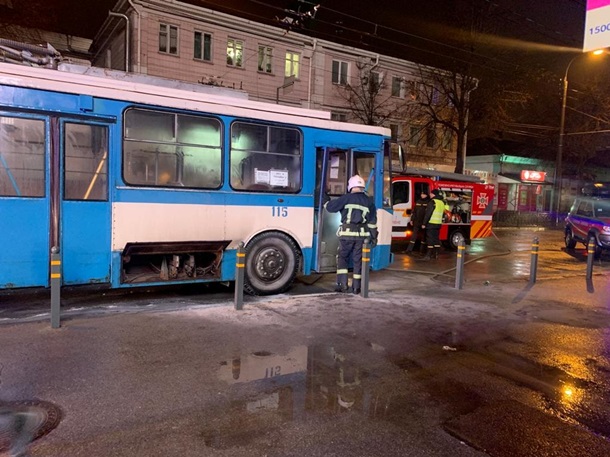 В Ровно загорелся троллейбус: дым пошел от колеса (ФОТО)