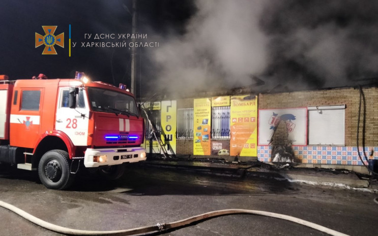 На Харьковщине четыре часа тушили пожар в торговых павильонах (ФОТО)