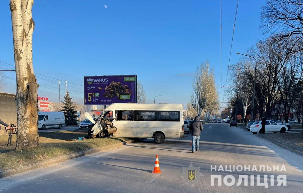 В Запорожье маршрутка попала в ДТП: пострадали пассажиры (ФОТО)