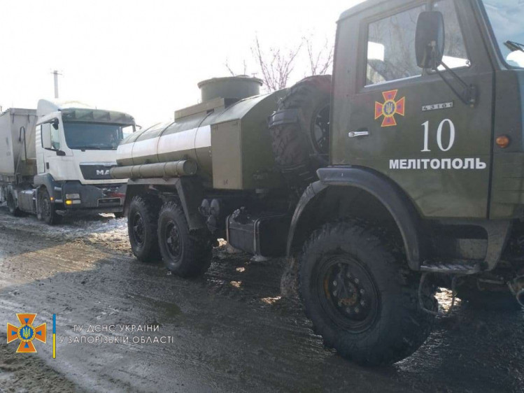 В Запорожской области грузовик вытащили из снежного плена (ФОТО)