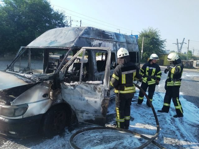 В Запорожской области сгорел микроавтобус (ФОТО)