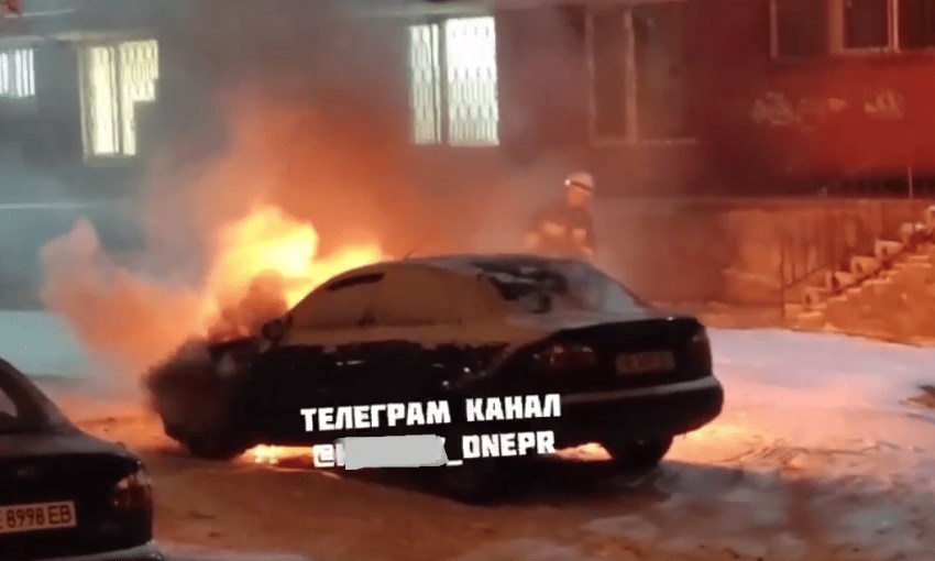 Вечером в Днепре на бульваре Славы горел автомобиль (ФОТО, ВИДЕО)