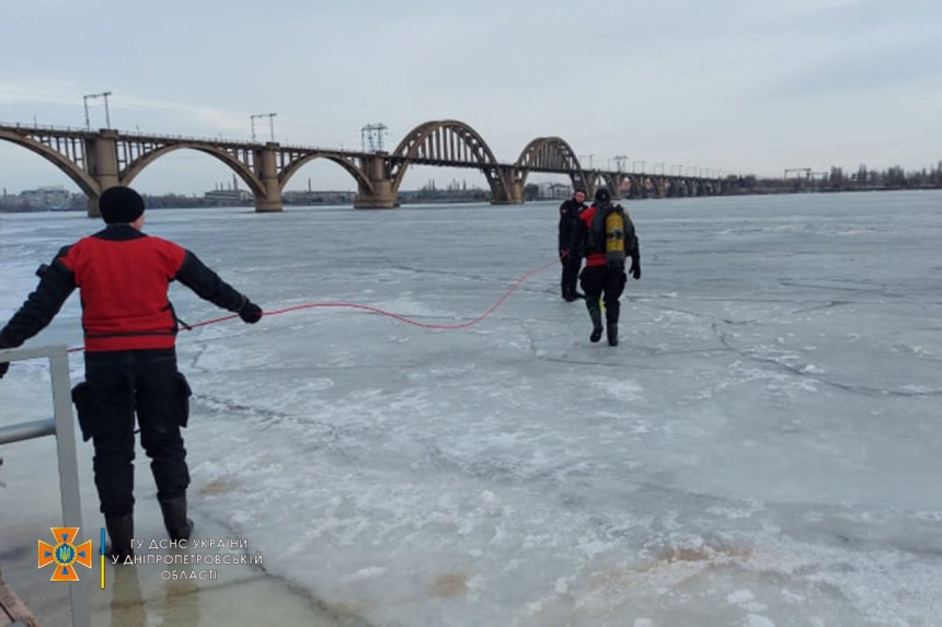 Из замерзшего Днепра водолазы достали тело парня (ФОТО)