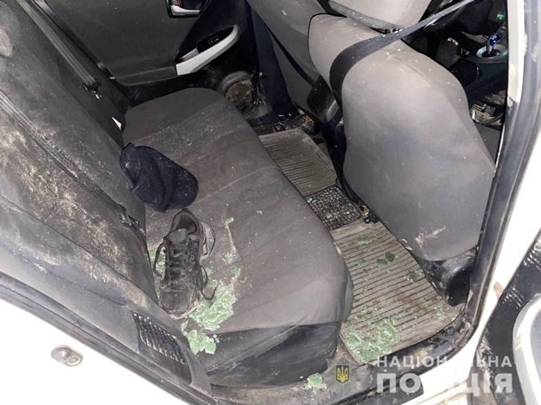 Ровенской области буйный мужчина метался с молотком и разбил авто полиции (ФОТО)