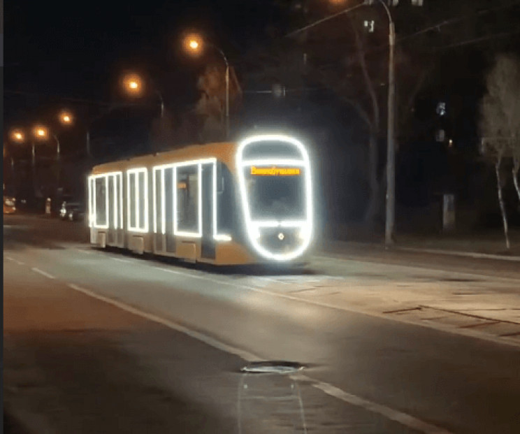 В Киеве увидели «световой» трамвай (ВИДЕО)