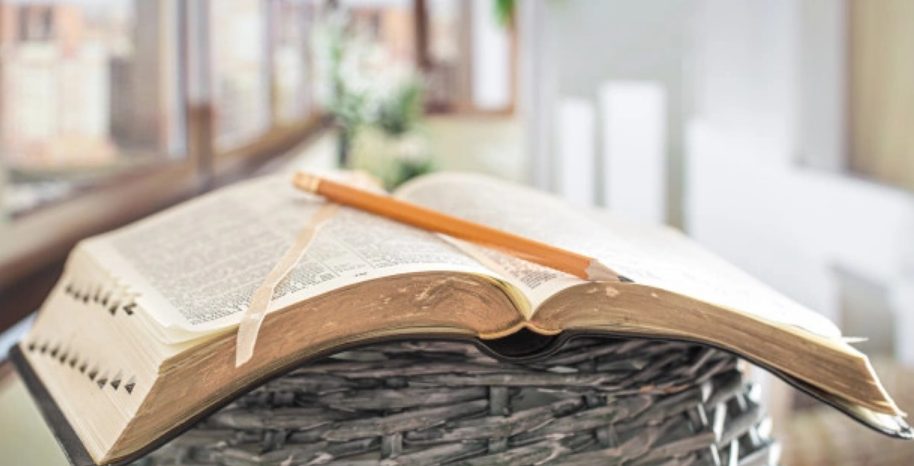 На страницах Библии израильский математик нашел «секретный код»