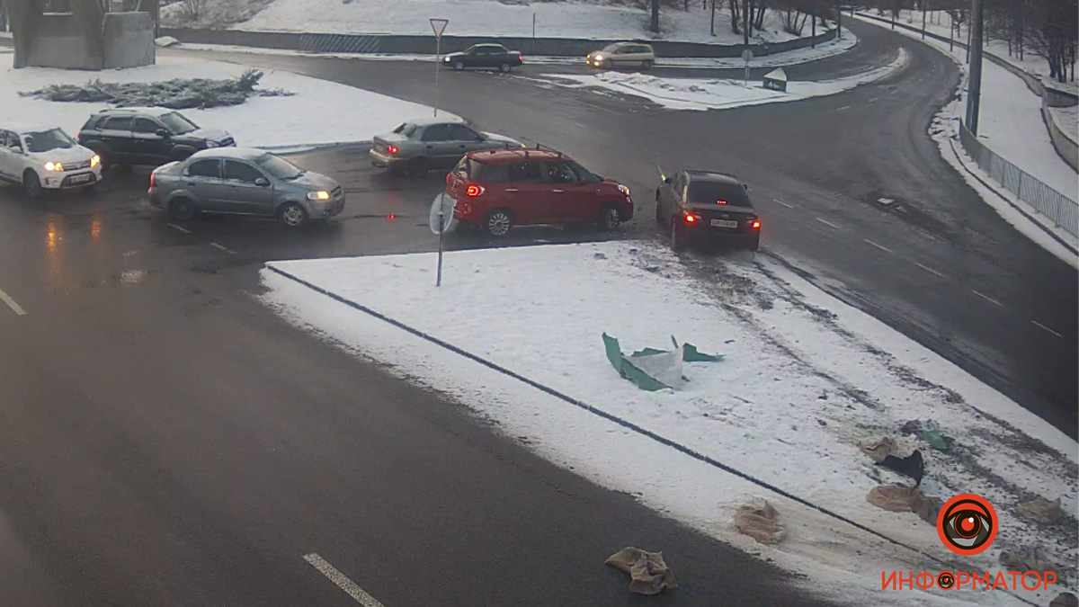 В Днепре Toyota вылетела на разделитель и сбила знак: появилось видео ДТП