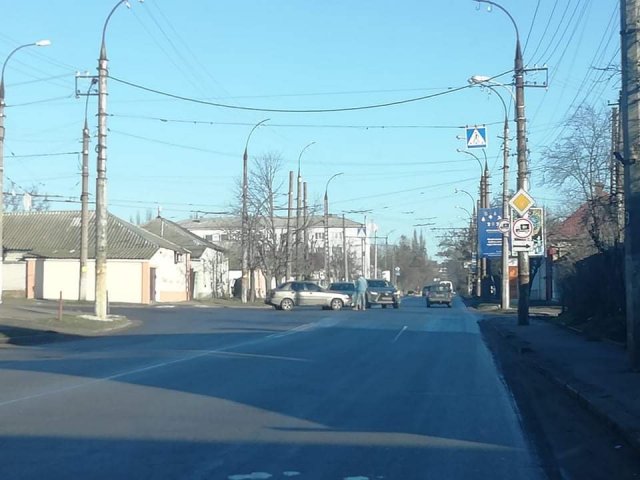 В Херсоне на перекрестке рядом с пустыми улицами произошло ДТП (ФОТО)