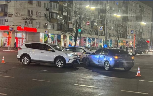 В центре Киева столкнулись Toyota и Mazda (ФОТО, ВИДЕО)