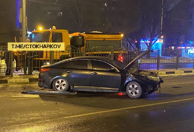 В Харькове автомобиль свалил забор посреди проезжей части (ФОТО)