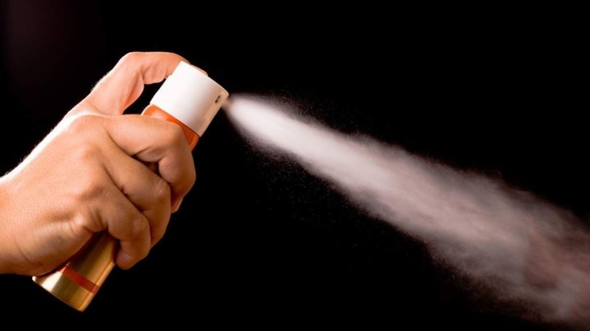 Под Киевом в лифте парни распылили газовый баллончик