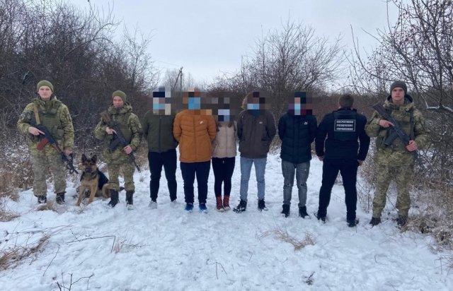 Закарпатские пограничники задержали 5 нелегальных мигрантов (ФОТО)