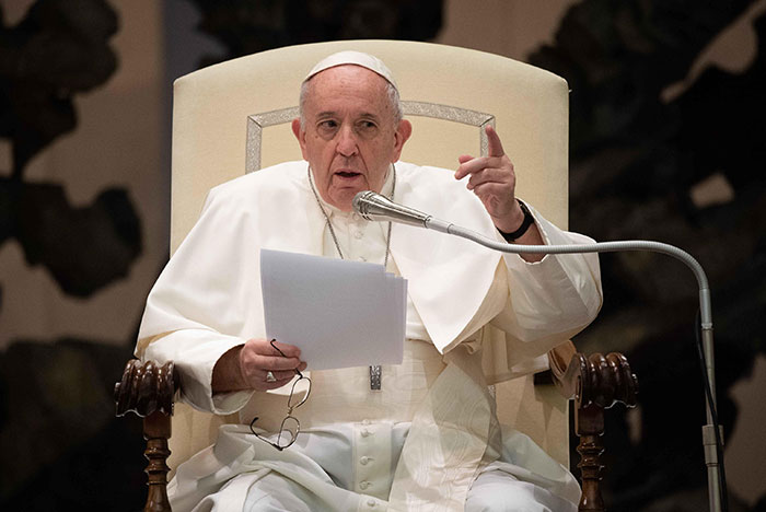 Неожиданный визит: Папа Римский посетил магазин музыкальных дисков (ВИДЕО)
