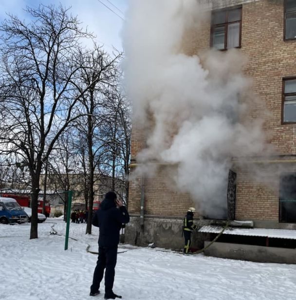 В жилом доме в Киеве из-за электрообогревателя произошел пожар (ФОТО)