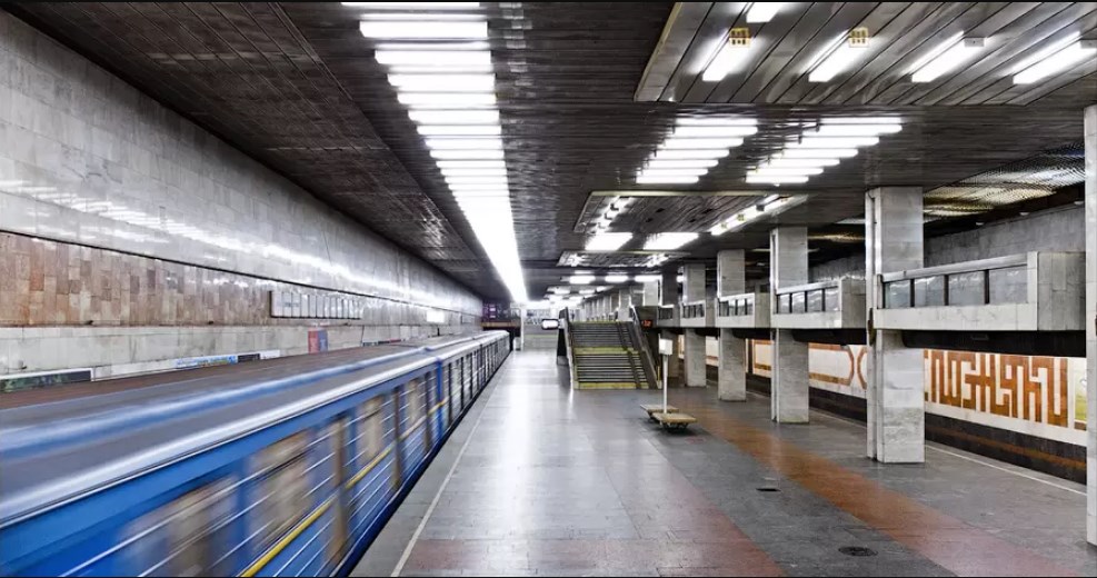В Киеве станцию метро «Позняки» на вход и выход