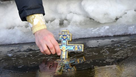 В Киеве на Крещение пришел мужчина с татуировками Гитлера и святого Николая (ФОТО)