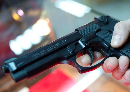 На собрании жильцов: мужчина в Риме стрелял из пистолета в женщин