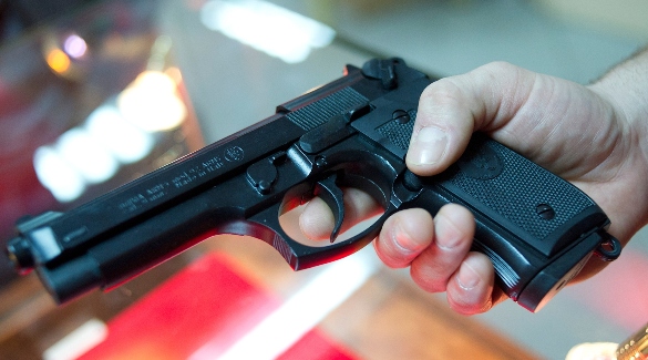 В Белой Церкви парень стрелял в прохожего из пистолета