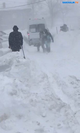 Сахалин засыпало снегом в рост человека (ФОТО)