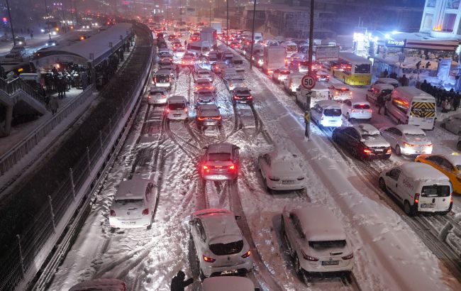 В понедельник из-за снегопадов в Киеве и 5 областях Украины замедлится движение на дорогах &#8212; ГСЧС