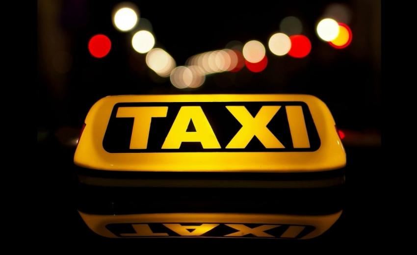 В Запорожье автомобиль такси врезался в столб: пострадала женщина-пассажир