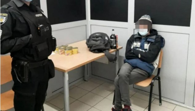 В Запорожье мужчина похитил из магазина консервов на тысячу гривен (ФОТО)