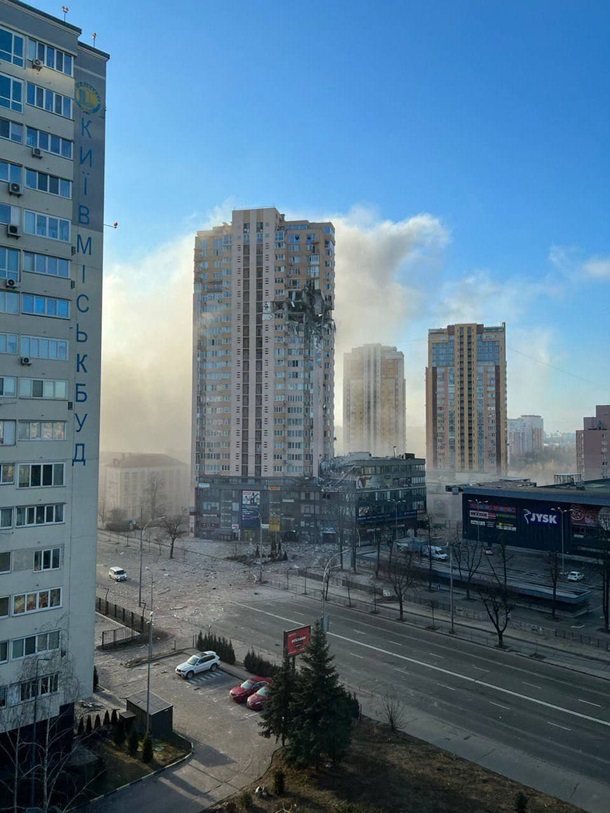В ГСЧС сообщили о разрушениях в столичной многоэтажке из-за попадания ракеты