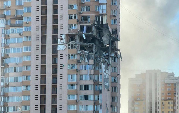 Ракетный удар по многоэтажке в Киеве: появилось фото разрушений  