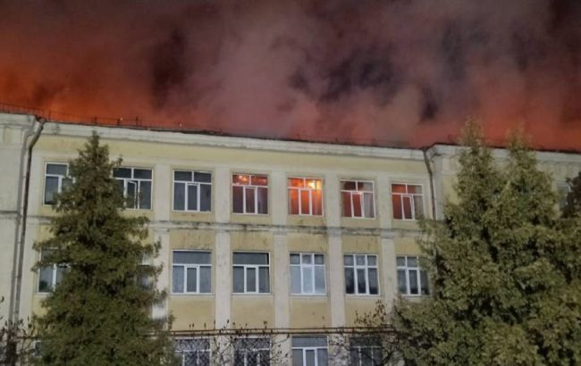 В Киеве горел корпус гимназии восточных языков (ФОТО, ВИДЕО)