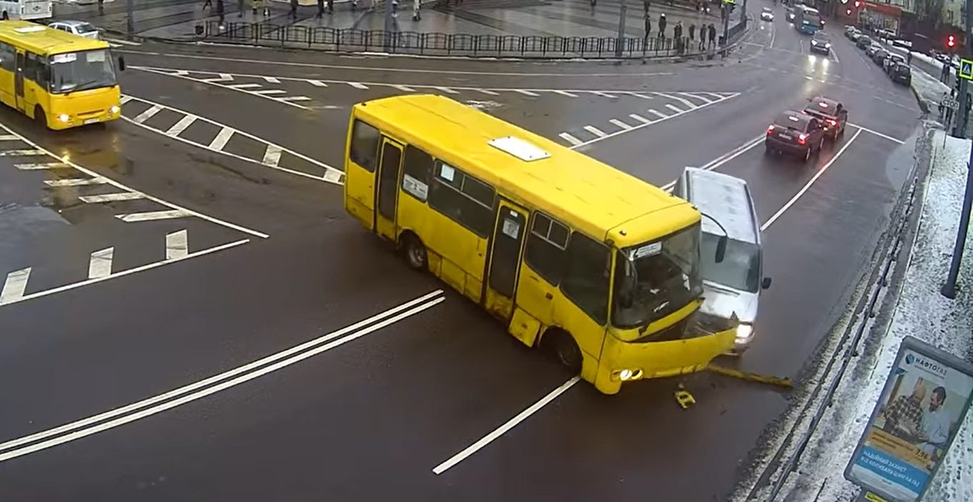 В центре Луцка микроавтобус протаранил маршрутку с пассажирами: есть пострадавшие (ВИДЕО)