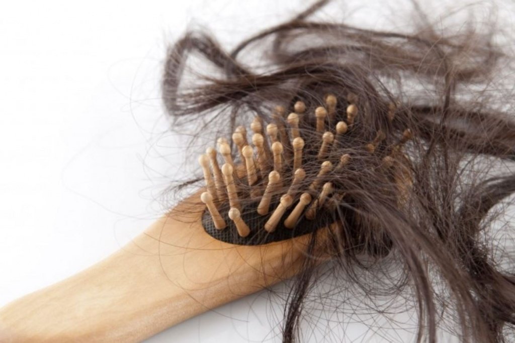 Стало известно, почему выпадают волосы после коронавируса