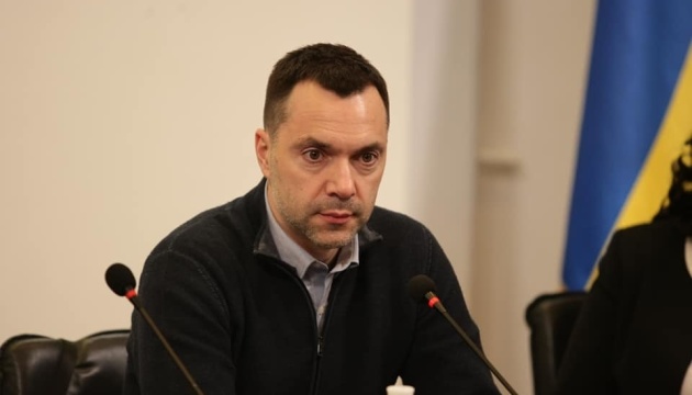 Арестович внес уточнение в комментарий Подоляка по нейтральному статусу