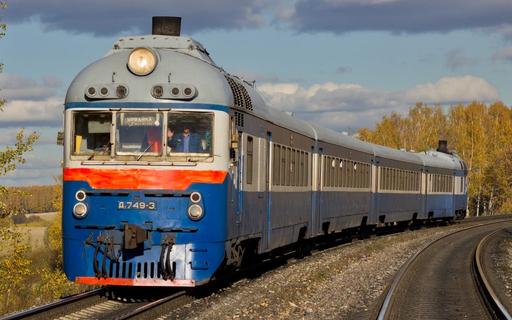 Поезд сбил жителя Херсонщины, стоявшего на рельсах: мужчина лишился пальцев
