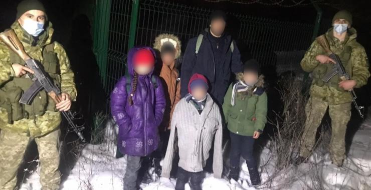 В обход пограничников: На Харьковщине мужчина решил тайком увести 4 детей сожительницы в РФ (ФОТО)