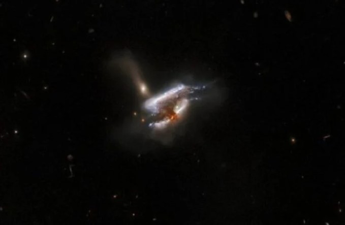 Hubble запечатлел тройное слияние галактик (ФОТО)