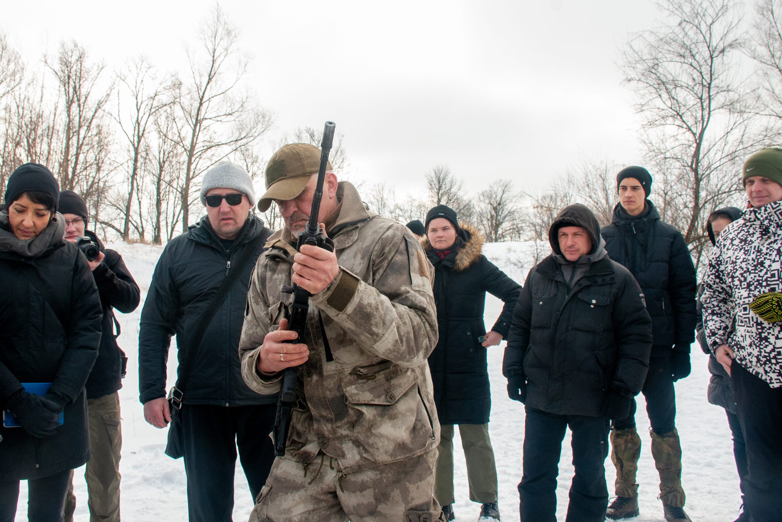 В Харькове военные учили обычных харьковчан обращаться с оружием