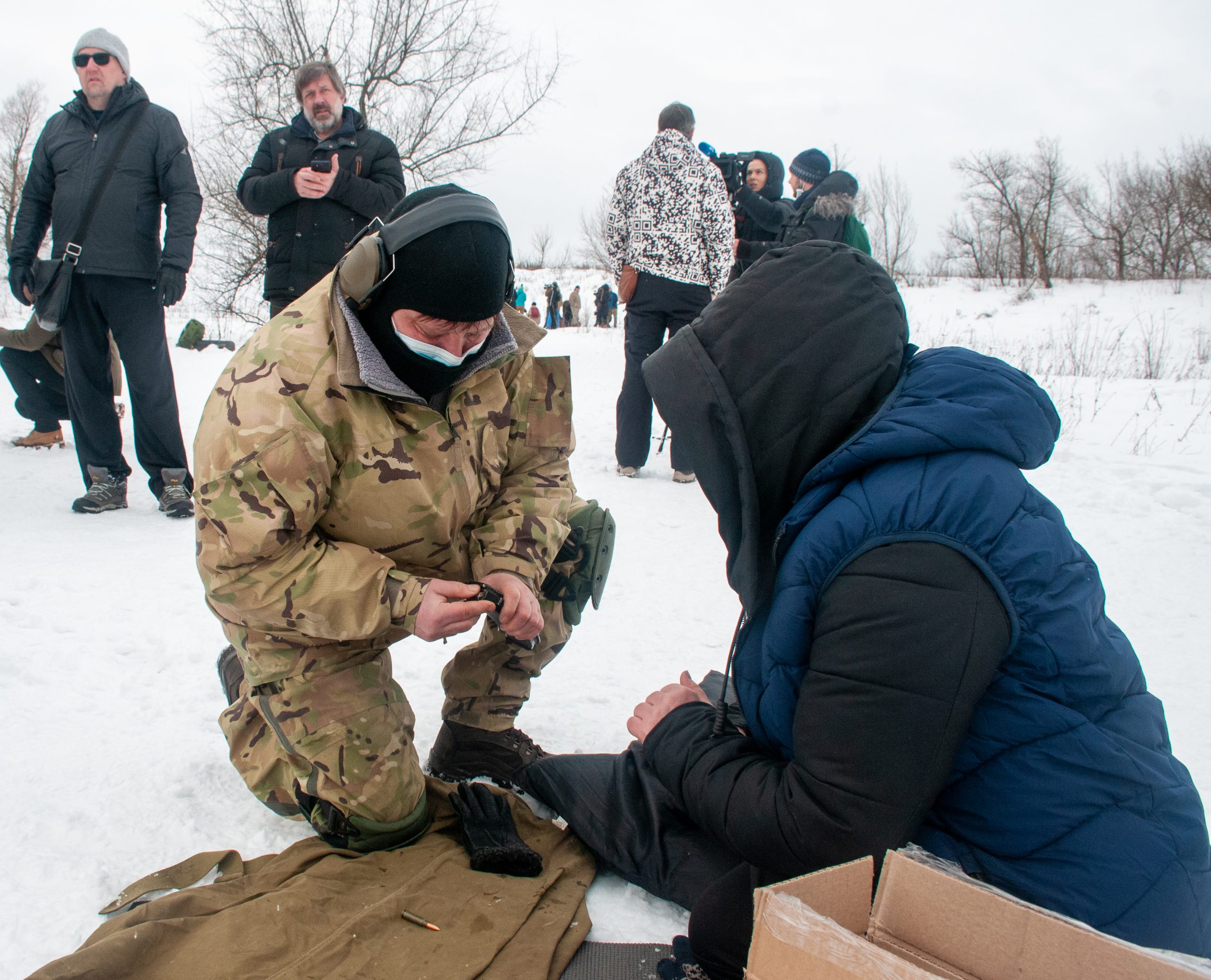 В Харькове военные учили обычных харьковчан обращаться с оружием