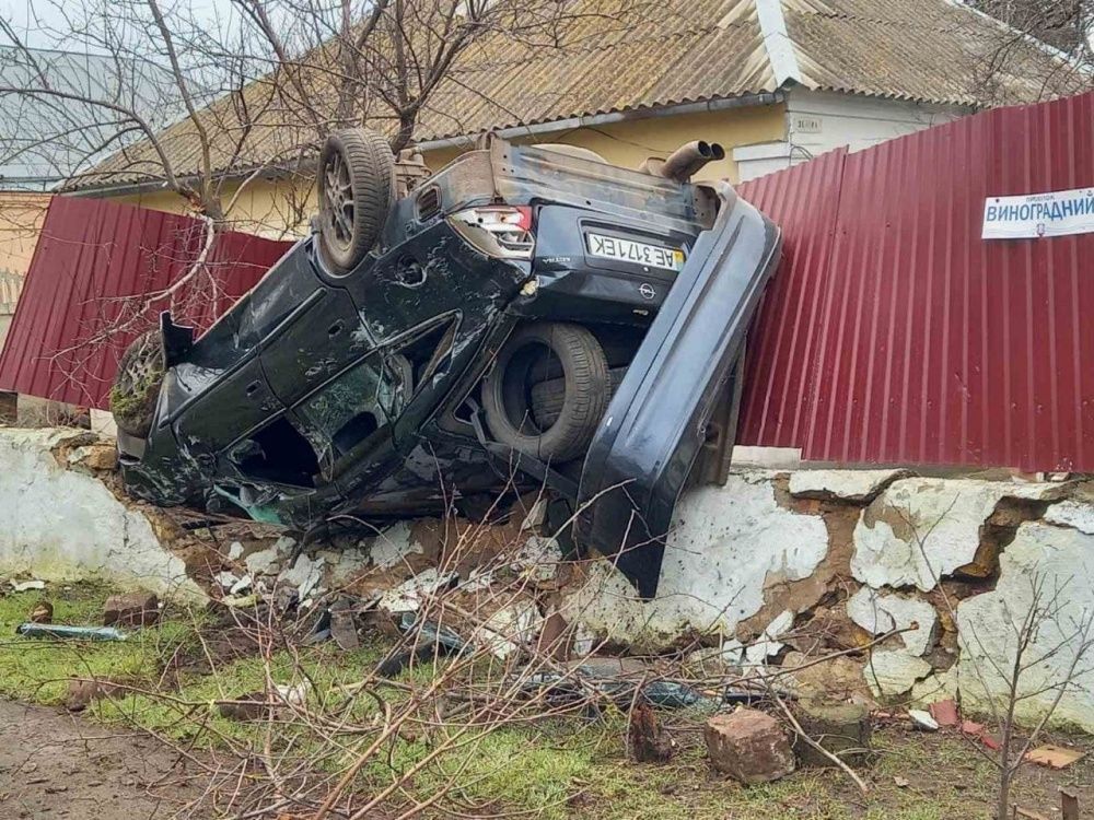 Opel в Николаеве застрял в заборе частного дома (ФОТО)