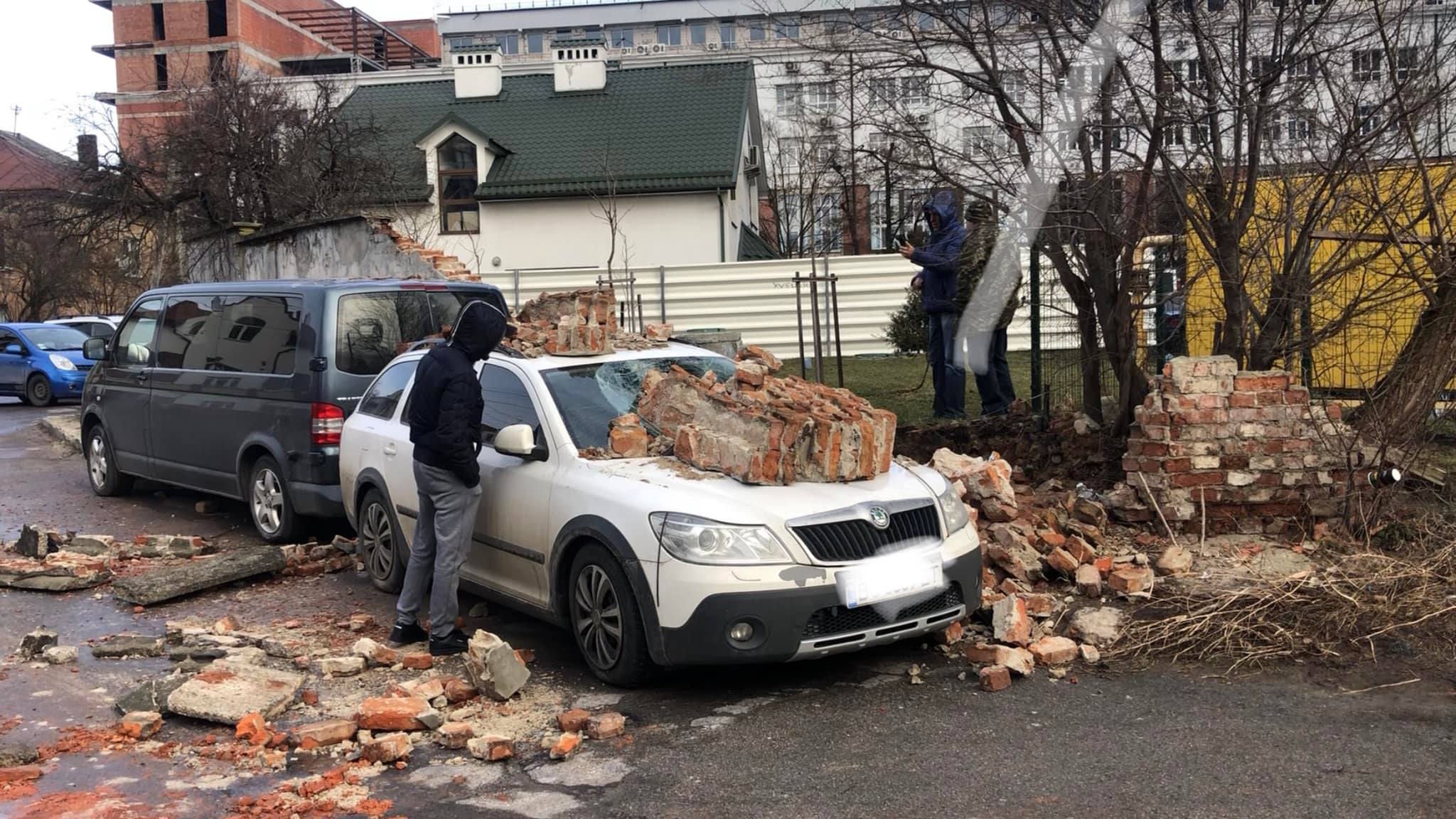 Поваленные деревья, сорванные крыши и разбитые машины»: последствия  непогоды на Западе Украины (ФОТО): читать на Golos.ua