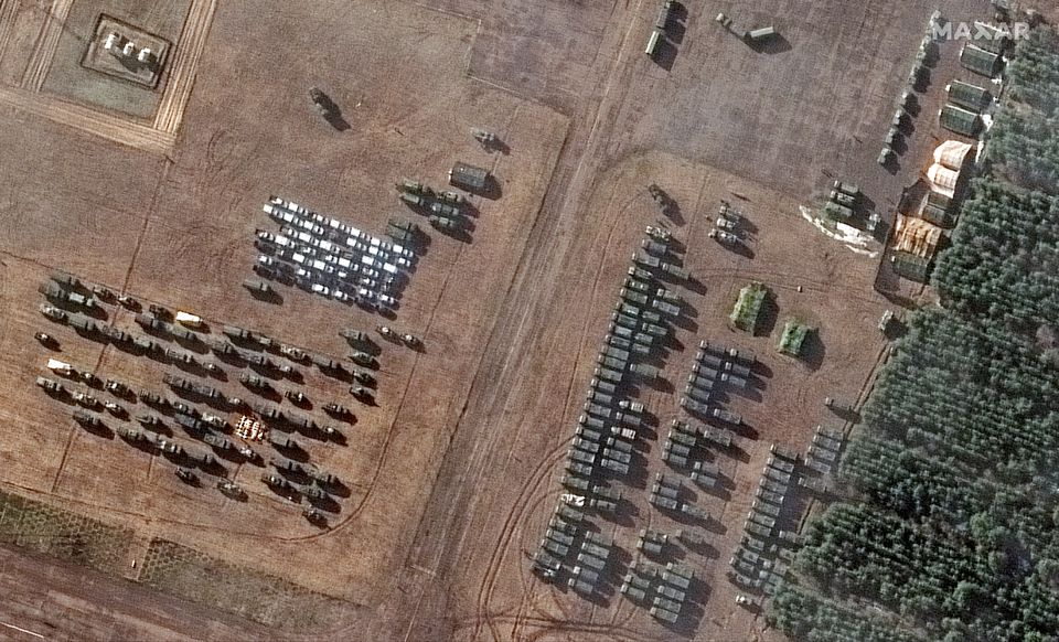 Вблизи границ: спутниковые снимки показали военное развертывание на юге Беларуси