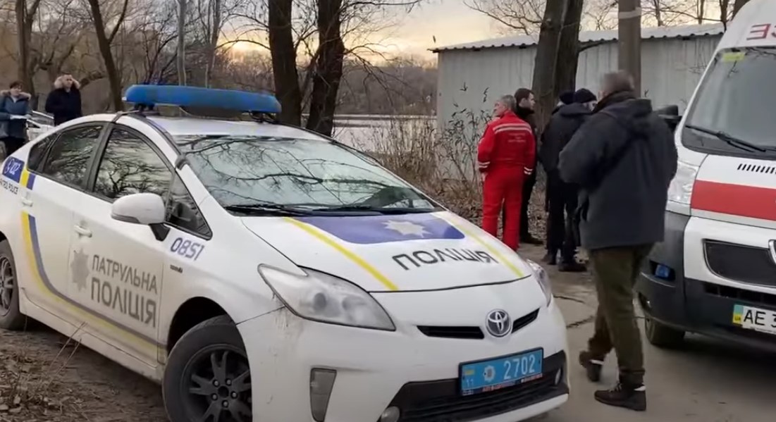 В Днепре на реке рыбак оказался подо льдом: мужчину вытащили, но он умер в авто «скорой» (ВИДЕО)