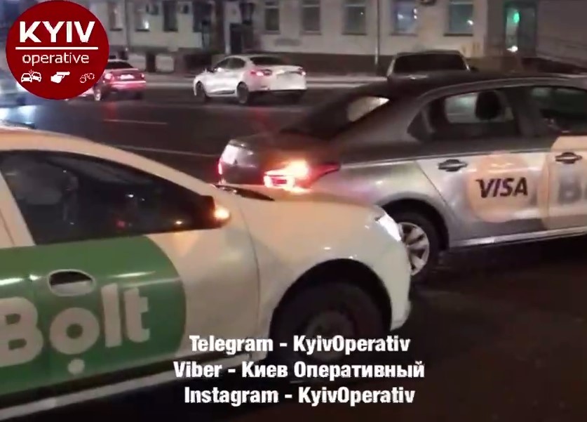 «Не увидел коллегу»: В Киеве столкнулись два такси (ВИДЕО)