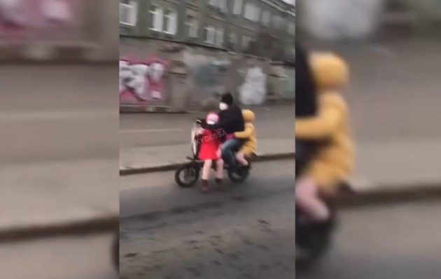 В Одессе горе-отец устроил для детей опасную езду на двух колесах (ВИДЕО)