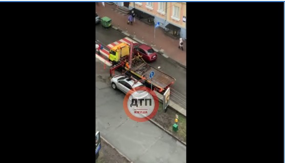 В центре Киева эвакуатор забрал элитный Lexus «героя парковки» (ВИДЕО)