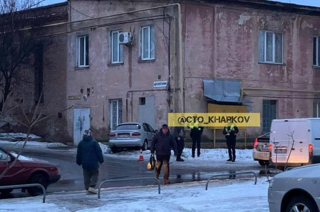 В Харькове машина врезалась в жилой дом (ФОТО)