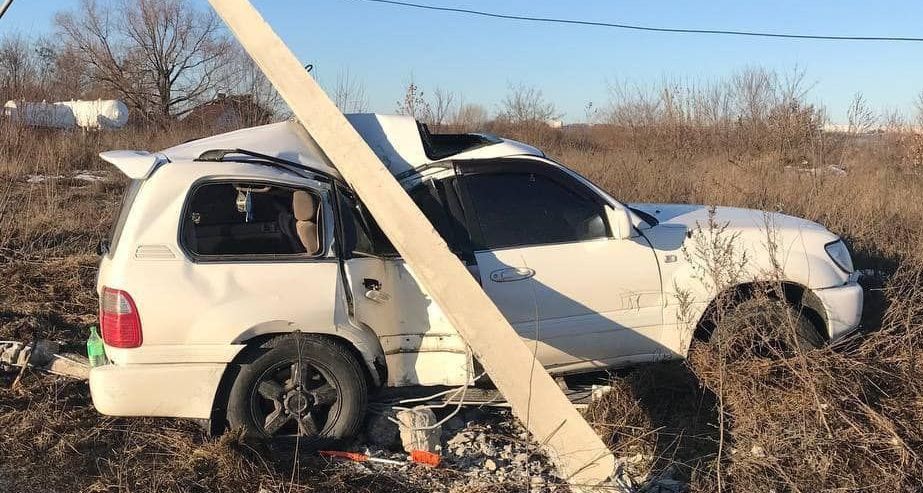 В Харькове на окружной водитель Toyota врезался в столб (ФОТО)